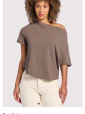 nuuds Off-Shoulder Short Sleeve Tee in Mocha